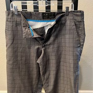 Mens Oakley golf pants.   32 w. 32 l
